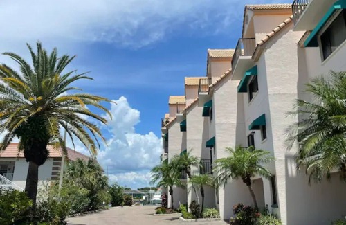 Island Estate House | Waterfront view property 5 minutes from the beaches!