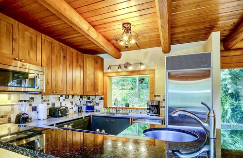 Riverbend Cabin | ⭐Waterfront Views ❤ Tubing+Fishing @ Vacation Log Home