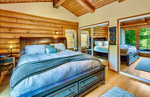 Riverbend Cabin | ⭐Waterfront Views ❤ Tubing+Fishing @ Vacation Log Home