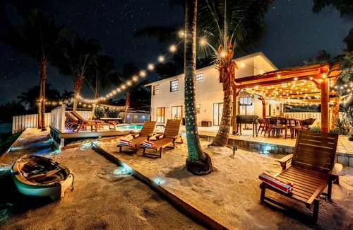 Pembroke Pines Villa | Waterfront Villa w/Pool Game Room Cinema Spa