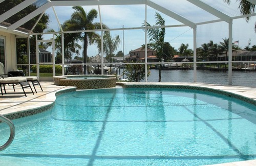 Yacht Club House | Waterfront Villa with pool - direct sailboat access - only 3 min to the river !