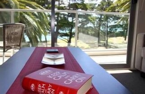 Cowes Apartment | Waterfront@Waves Luxurious Beachfront Apartment with Water View
