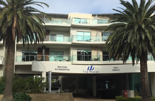 Cowes Apartment | Waterfront@Waves Luxurious Beachfront Apartment with Water View