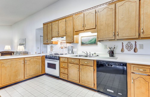 Athens House | Waterfront Wheeler Lake Home w/Furnished Deck