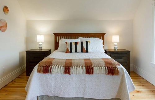 Greater Napanee House | Waterfront with Hot Tub Joanie's Farmhouse