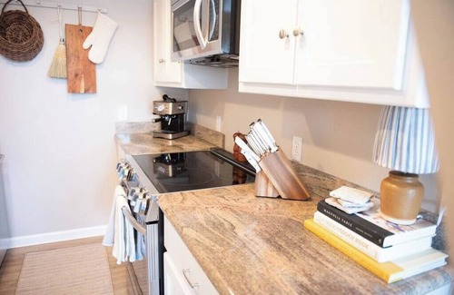 Gig Harbor House | Waterfront Wollochet Cottage