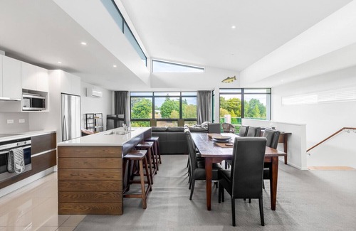 Taupo Apartment | Watermark on the Riverside - Central, modern apartment, stunning views