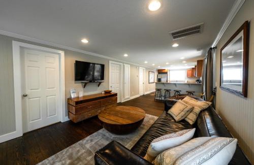 Waves House | Watermen's Hideout - Waterfront 2-Bedroom, 1-Bathroom Cottage with a Hot tub and Waterfront Deck