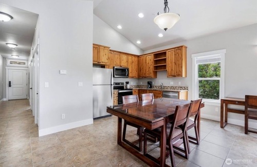 Quincy Condo | Watershed Condo near Large pool/hot tub. Gorge Amp shuttle nearby book separate.