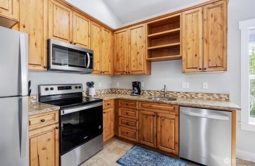 Quincy Condo | Watershed Condo near Large pool/hot tub. Gorge Amp shuttle nearby book separate.
