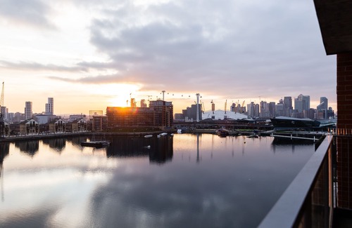 Docklands Apartment | Waterside Bliss Apart | ExCeL Centre | O2 Arena