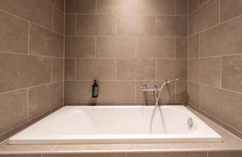 Maubray House | Waterside Elegance Sky Pad