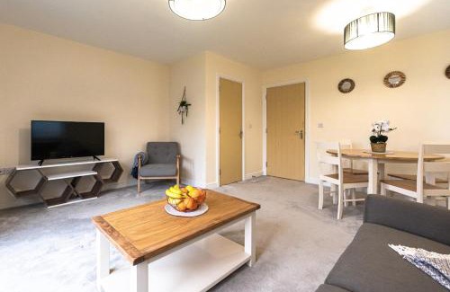 Milton Keynes House | Waterside Lodge by PAY AS U STAY