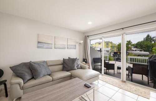 Coral Ridge House | Waterside Retreat