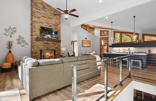 Ellijay Cabin | Watersong Rapids ~ 4BR Mountain Modern Luxury on a beautiful creek! Wow!