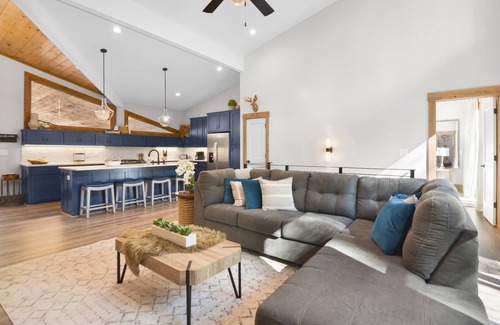 Ellijay Cabin | Watersong Rapids ~ 4BR Mountain Modern Luxury on a beautiful creek! Wow!