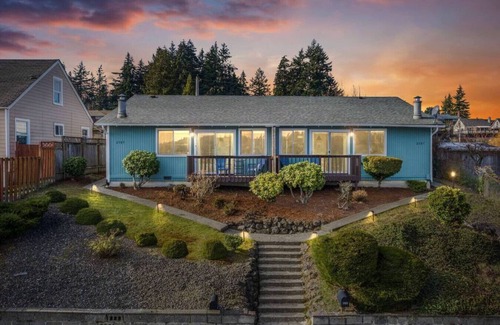 Bremerton House | Waterview 2 Bedroom, Pet Friendly Duplex Unit