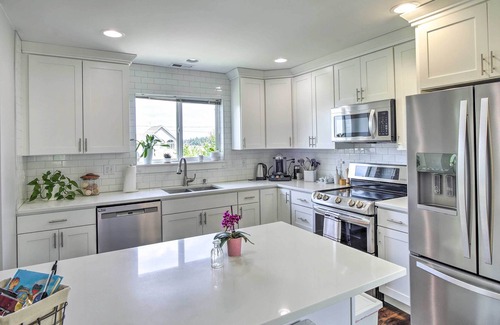 Bonney Lake House | Waterview Bonney Lake Townhome w/ Treehouse!