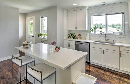 Bonney Lake House | Waterview Bonney Lake Townhome w/ Treehouse!