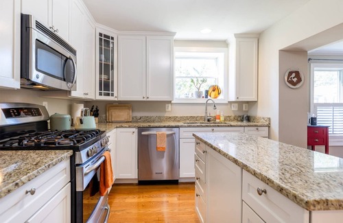 Eastport House | Waterviews, steps to restaurants and downtown from First Mate