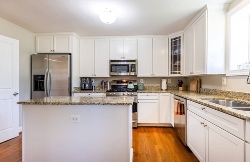 Eastport House | Waterviews, steps to restaurants and downtown from First Mate