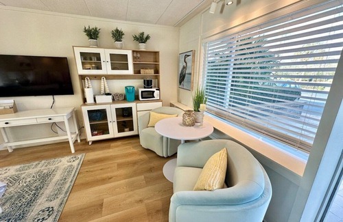 Airlie Condo | Waterway Luxury Suite