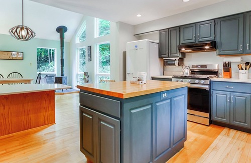 Valois House | Watkin' Lakeside: "Right Along Seneca Lake Wine Trail - Near Watkins Glen!"
