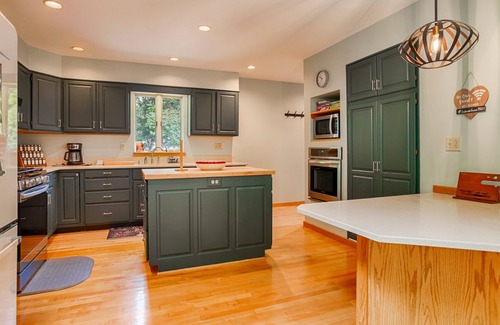 Valois House | Watkin' Lakeside: "Right Along Seneca Lake Wine Trail - Near Watkins Glen!"
