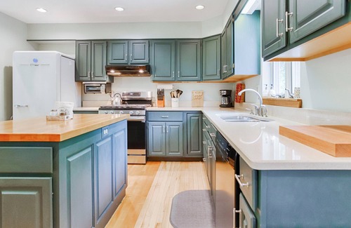 Valois House | Watkin' Lakeside: "Right Along Seneca Lake Wine Trail - Near Watkins Glen!"