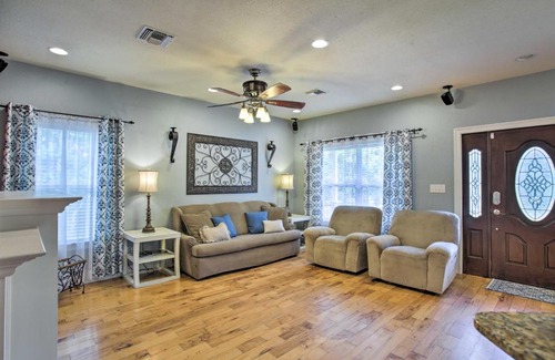 Waveland House | Waveland Family House, 4-Minute Drive to the Beach