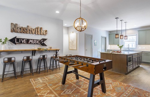 Woodland in Waverly Apartment | Waverly by AvantStay | Nashville-Inspired Townhome w/Luxury Kitchen, Pool Table