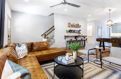 Woodland in Waverly Apartment | Waverly by AvantStay | Nashville-Inspired Townhome w/Luxury Kitchen, Pool Table