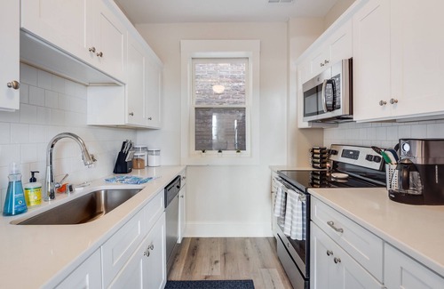 Racine Apartment | Waves Apt - Harbor View/Root River Fishing