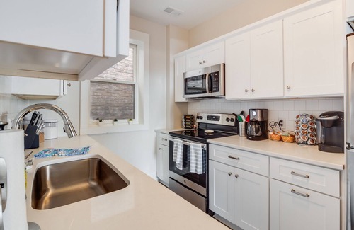 Racine Apartment | Waves Apt - Harbor View/Root River Fishing