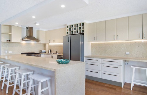 Bilinga Apartment | Waves at North Kirra - Bilinga North Kirra Beachfront - Linen Provided - Min. 3 Night Stays!