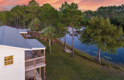 Dune Allen Beach House | Waves&Wakes Lakeside townhouse close to the beaches of 30A downstairs