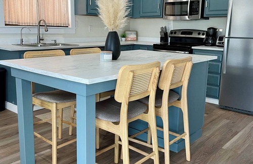 Colington House | Wavy Navy - 2 Queen Beds - Centrally Located - Kill Devil Hills OBX