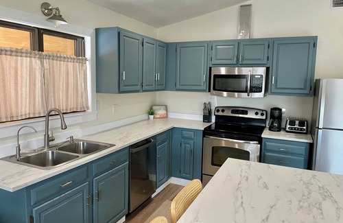 Colington House | Wavy Navy - 2 Queen Beds - Centrally Located - Kill Devil Hills OBX
