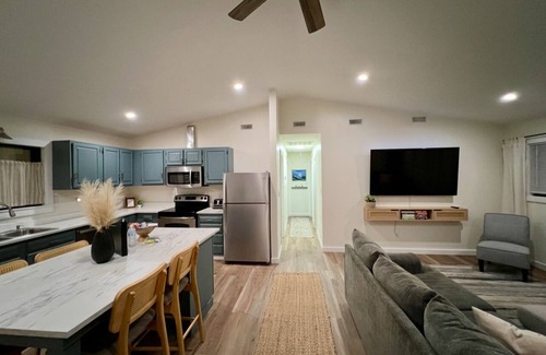 Colington House | Wavy Navy - 2 Queen Beds - Centrally Located - Kill Devil Hills OBX