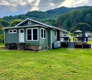 Waynesville House | Waynesville Misty Creek Cottage