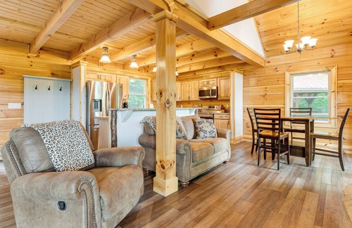 Waynesville Cabin | Waynesville Romantic Hideaway w/Private Hot Tub