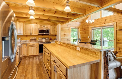 Waynesville Cabin | Waynesville Romantic Hideaway w/Private Hot Tub