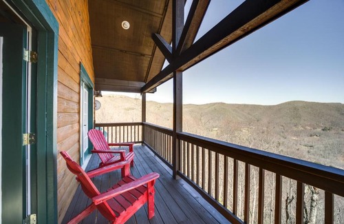 Settlers Ridge House | Waynesville Vacation Rental with Mountain Views!