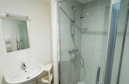 Barbatre Apartment | We Live In R - Suite 102