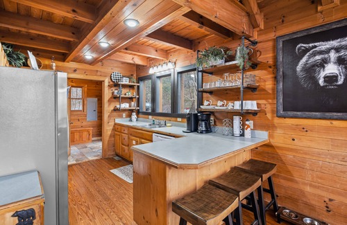 Gatlinburg Cabin | Wears Valley Area*Close to Pigeon Forge*Private*Dog Friendly