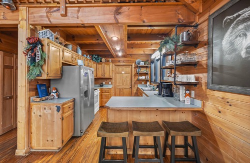 Gatlinburg Cabin | Wears Valley Area*Close to Pigeon Forge*Private*Dog Friendly