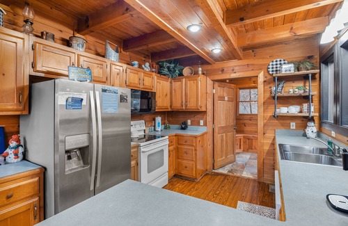 Gatlinburg Cabin | Wears Valley Area*Close to Pigeon Forge*Private*Dog Friendly