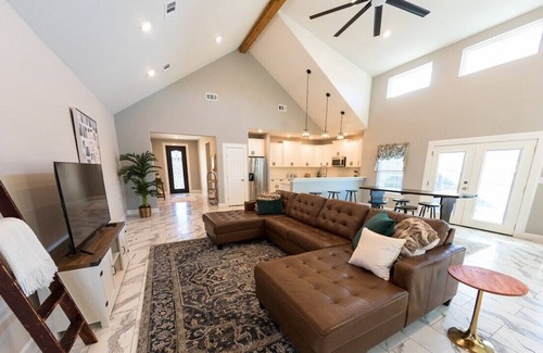 Azle House | Wedding, family reunion, or family getaway! Brand new home minutes to Stockyards