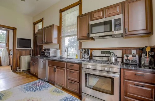 Council Bluffs House | Wedding Parlor - King Bed - Garden - Near Stadium