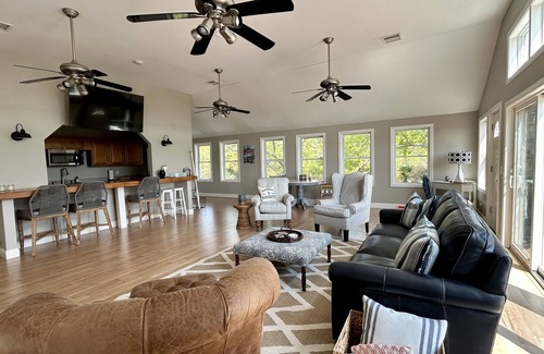 Gloucester Apartment | #Weddings #Holidays #Corporate short term? Just need some “in between” place ?
